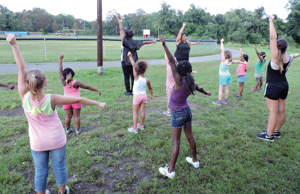 6:16 p.m. Bull Dogs cheerleaders
